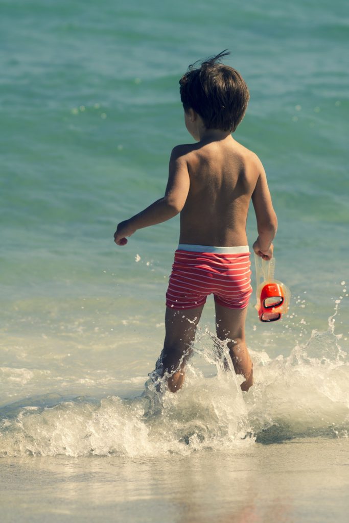 bambino al mare vacanze in famiglia Sardegna