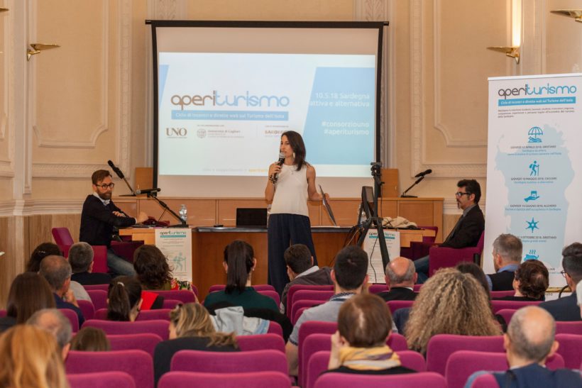 Giulia Eremita mentre parla durante uno degli appuntamenti di AperiTurismo del 2018