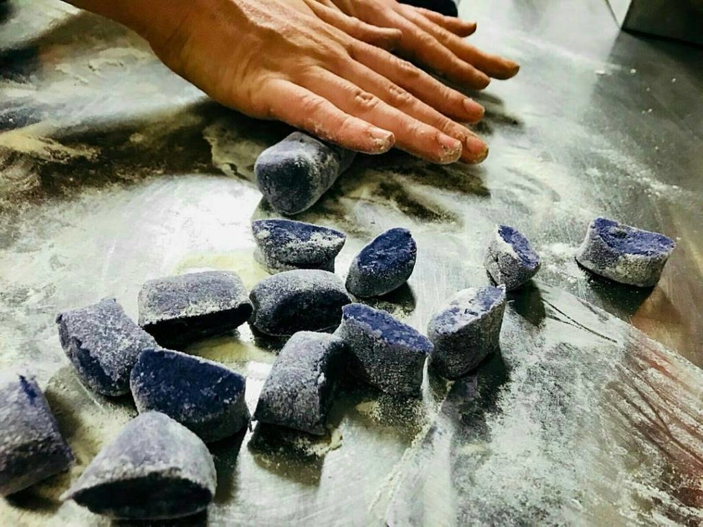 Preparazione gastronomica durante "le isole del gusto" - eventi enogastroomici in Sardegna