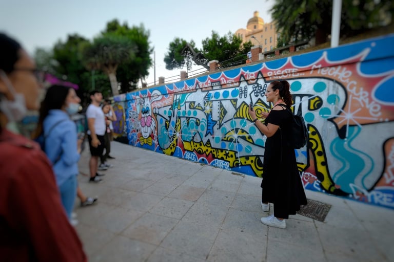 Tour street art in Sardegna, foto del percorso con Melania Garau - AperiTurismo